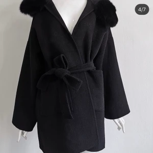 Kappa med äkta pälskrage  - Säljer denna fina kappa pga att jag inte använder den. Äkta rävpäls, strl S, lite oversized. Använd max 3 gånger!