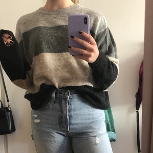 Hm stickad tröja - En svart/ grå randig stickad tröja från H&M! Inte stickig och fin men inte längre min stil. Storlek xs men passar egentligen XS-M lite oversized