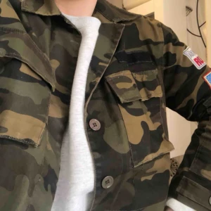 Militärjacka - Säljer nu min snygga camoflagejacka! Det är en croppad boxig modell. Supersnygg men kommer inte till användning längre. Andra bilden är lånad💕🌸