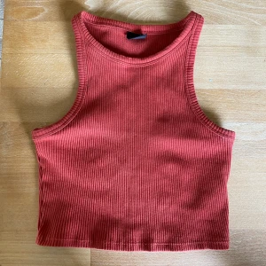 Skitfint croppad linne! - Frakten ingår i priset! Snyggt croppat och ribbat linne från Gina tricot i storlek S. Köpt här på plick och säljs då det är för litet. Skulle säga mer att den sitter som en XS. Perfekt inför sommaren ☀️