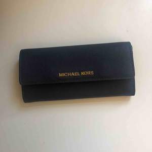 Mörkblå Michael Kors plånbok, sparsamt slitage! 