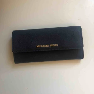 Michael Kors plånbok  - Mörkblå Michael Kors plånbok, sparsamt slitage! 
