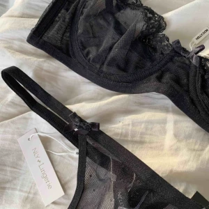 - säljer detta fina underklädesset från nelly! behån passade inte. har inte provat trosorna (plombering kvar). stringtrosorna är xs och behån är 70A, men tycker den är lite stor i storleken. skriv för bättre bilder på tyg etc! spårbar frakt ingår i priset🌸