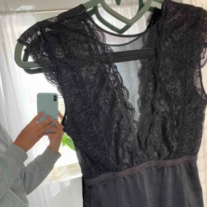  - Snygg body med superfin rygg från pieces, använd en gång så i nyskick! Frakt tillkommer!