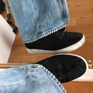  - Snygga skor i svart spets, använda ett fåtal gånger. Är i storlek 38 men passar mig som har 39