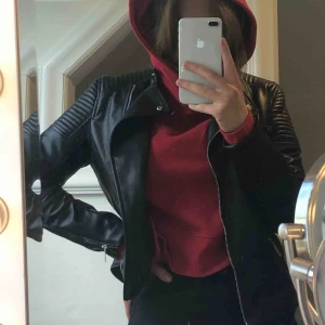  - Aldrig använd ! Galet snygg skinn jacka!! Sitter galet snygg o passar till nästan allt!! Ordinarie pris 400 kr