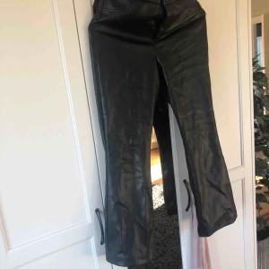  - Skinn byxor från zara. Sparsamt använda och sitter så bra på. Dem är vida i modellen men slutar typ vid ankeln. Köpte för 299kr. 