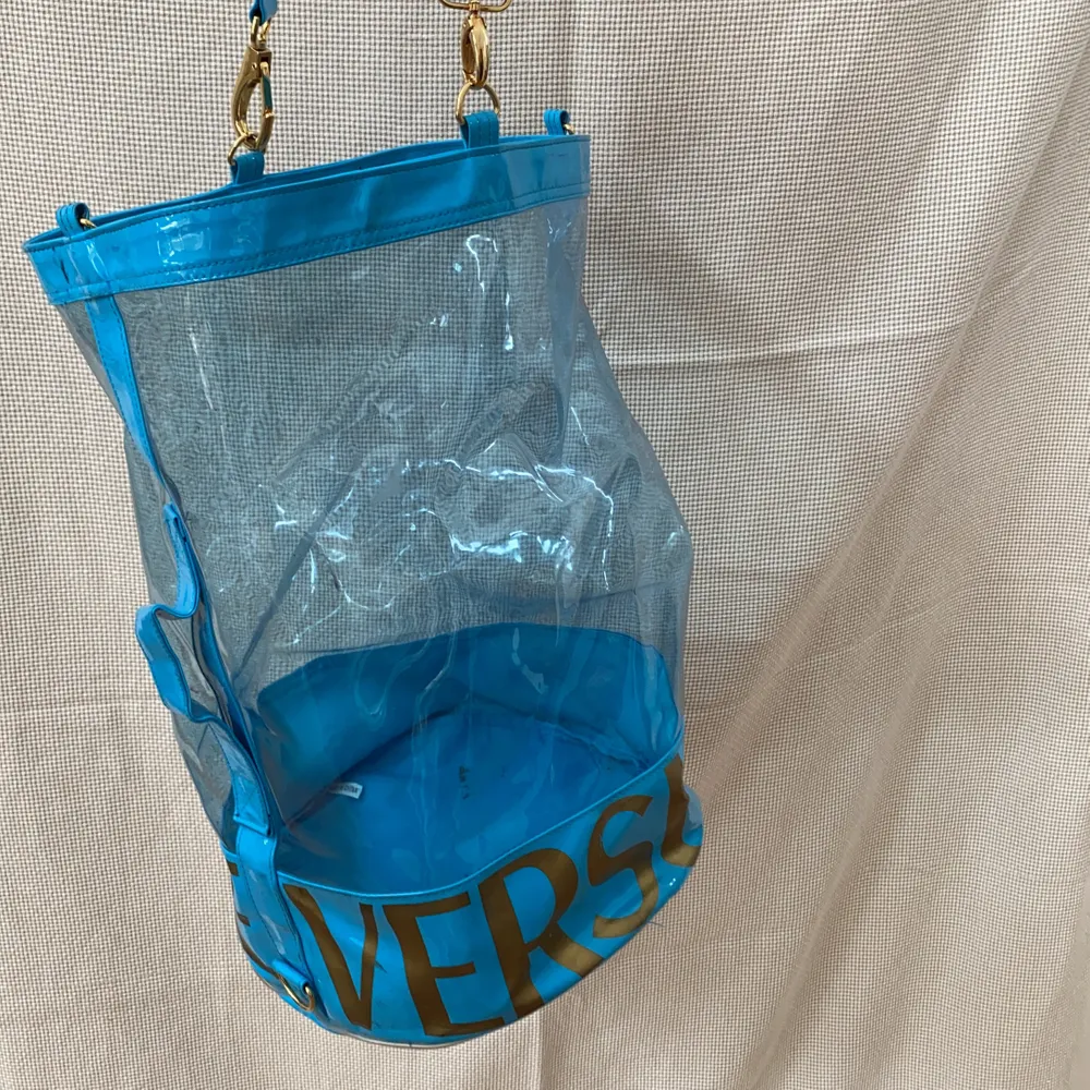 Supercoola väska i plast som passar perfekt till stranden eller på stan - den rymmer så mycket! Lång rem som kan justeras :) Frakt tillkommer <3. Väskor.