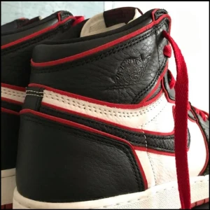 Air Jordan 1 Bloodline (gs) - Säljer dessa Air Jordan 1 High bloodline till ett bra pris! Väldigt gott skick, lägg gärna ett bud (från 1300kr) i kommentarerna om du är intresserad! Kan mötas i Sthlm eller frakta på bekostnad. Svarar gärna på frågor :) BUDGIVNING AVSLUTAS kvällen 12/5
