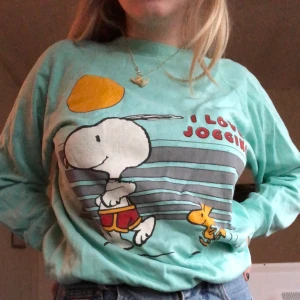 Snobben tröja - Gullig tröja köpt här på plick. I bra skick! Kommer inte till användig så väljer tyvärr att sälja vidare👽 Väldigt retro!