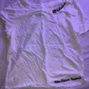  - Helt ny hollister t shirt med söta broderier på🥺 Borde strukit den innan jag tog bilden😇Fler bilder kan lösas, köpare betalar för frakt💞