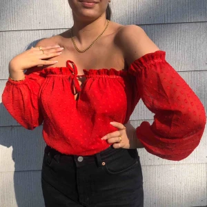  - Drömmig topp perfekt till sommarn! Går att bära på olika sätt, den är från Linn Ahlborgs kollektion med nakd för ett tag sen, använd högst 3 gånger. Bara att höra av sig vid frågor eller liknande.