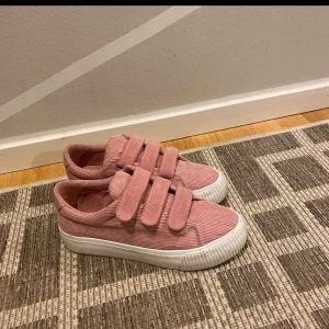  - Säljer mina skor från Even & Odd i storlek 39💞 Så fina nu till sommaren, säljs pga dem blivit försmå Använda typ 2 gånger max