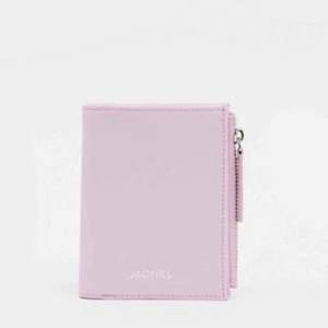  - En lila plånbok helt oandvänd , (köparen betalar frakt ) 