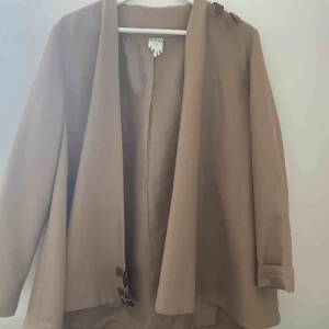  - Säljer denna superfina tunna jackan från Monki! Den har lite knäppen över axeln och vid nedre kanten på jackan! 150kr+frakt!