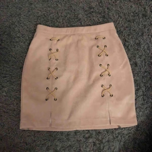 - Beigerosa kjol från DM. Aldrig använd då den är för stor. Köparen står för frakten 🌸