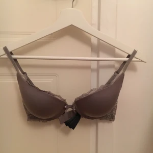 Bh ella m strl 75c - Så fin bh från Ella m. Är verkligen nästan aldrig använd då 75c inte är min storlek. Är lätt vadderad. Grå/silver färg