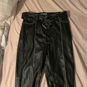  - Lack byxor ifrån nakd med sömmar och bälte. Aldrig använda. Köparen står för frakt. Köpt för 500kr