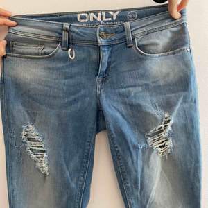 Ljusblåa jeans med hål ifrån onely