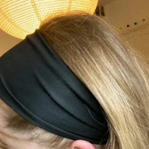 Svart hårband! - Frakten är inräknad i priset! Skitfint brett hårband från glitter. Hyfsat brett men går att vika. Endast testat två ggr.