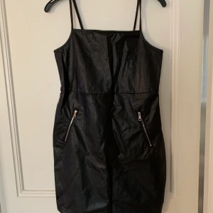 Rebecca Stella klänning storlek M - Sprillans ny klänning med lappar kvar från Rebecca Stella i samarbete med Linn Ahlborg. Storlek M i fakeläder