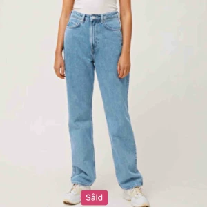 Weekday jeans W26 L32 - Säljer dessa sjuukt snygga jeansen som jag köpt här på Plick eftersom att dom tyvärr var lite för små för mig. Modellen heter rowe. Skriv för fler bilder och intresse😊