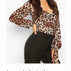 Boohoo leopard topp / tröja , 100kr - Liten i storleken, s-xs, aldrig använd eftersom att den var för liten. Orginalpris: 200kr. Jätte fin tröja men mera för mindre personer. Det är bars att höra av sig om man är interesserad, om man vill ha bilder eller har frågor. Köparen står för frakten.