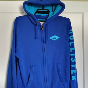 Hollister hoodie  - Garderobrensning med märkeskläder, kika gärna på mina andra annonser.   Härlig mjuk och varm huvtröja i storlek L, rymlig i storleken. I fint skick! Använda bara 2 ggr, tvättats 1 gång. 