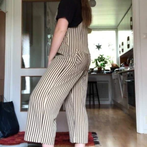 Randiga hängselbyxor - Säljer dessa fina hängselbyxor från monki från förra sommaren! De har fickor fram och bak (!!) reglerbara band. Finns fler bilder ❤