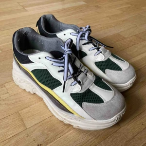  - Jättefina sneakers från okänd märke, står strl 40 men de känns som 39. Perfekta till vår o sommar🌞👍🏼 