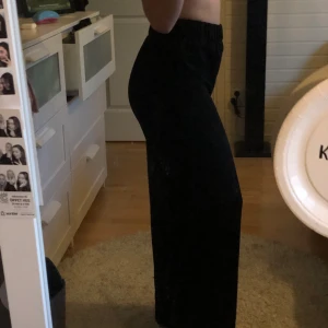 Svarta långbyxor - Svarta långbyxor som är Jättesköna. De är väldigt mysiga men utseendemässigt är de som ett par kostymbyxor. Dessa är använda 1/2 gånger och är lite uppsydda nertill då dem varit väldigt långa annars. De är i väldigt bra skick.