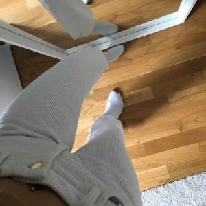  - SÅÅÅ snygga vita Manchester byxor från zara, helt perfekta till våren & sommaren!🤩 lite utsvängda nertill, passar även mig som vanligtvis brukar ha xs. De beror på hur man vill att de ska sitta. SUPERFINT skick. Köparen står för frakten ⭐️