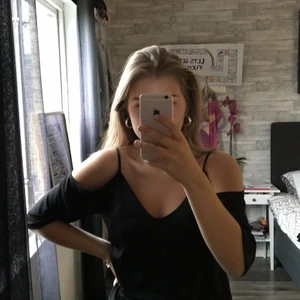 topp - Vringad topp med öppna axlar och samma Vringning i ryggen 🖤 