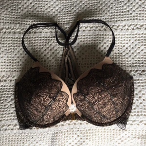 Bh Victoria Secret - Helt oanvänd bh från Victoria Secret. Knäppning framtill, spetsdetalj i ryggen. Från kollektionen ”pushup very sexy”. Storlek 32DD vilket motsvarar 70DD i europeiska mått. Köpt för 65 dollar som ny.