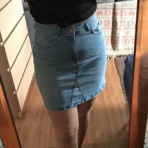 Jeanskjol från Gina Tricot - Jeanskjol från Gina i ljusblått denim strl 38. Stretchigt material som ”jegggins”. Pris+frakt står du för själv ☺️