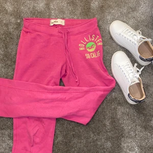Mjukisbyxor från Hollister  - Supersköna mjukisbyxor från Hollister i strl xs/s. Varit en favorit i många år men kommer inte längre till användning🙏🏼💕🌸. Två små hål under bandet finns, men syns knappt när man knyter då bandet är ivägen, men därav priset 🚚 tillkommer..