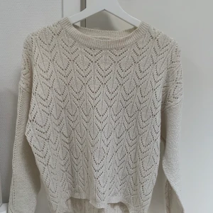 Vit stickad tröja  - Vit stickad tröja från Lager 157, använd men i bra skick! Storlek S! Frakt tillkommer och betalning sker via swish💓 Skicka ett meddelande om du har några frågor, vill diskutera pris eller om du vill ha fler bilder🤩🤩 