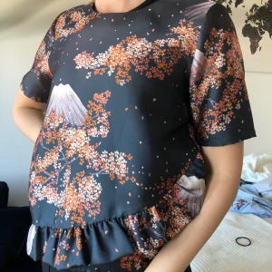 Blus från Maison Scotch - Mönstrad blus med liten volang från Scotch and Soda (Maison Scotch). Använd en gång, storlek M. Finns att hämta i Lund/Malmö, annars tillkommer frakt 