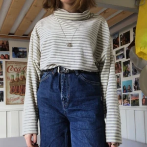 Randig polo - En jättejättemysig polotröja från humana som de står både strl 40/42 och M i🌟 Typ mjukt filtmaterial..:) alla plagg för 30kr, 5 plagg för 100kr!!!!