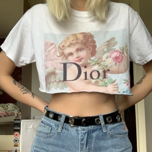 T-shirt med diortryck - Unik Croppad T-shirt med Diortryck! (fake)) använd men i fint skick! Passar stl xs-m. Frakt inkluderat i priset 