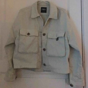  - Säljer min supersnygga jacka från Zara! Köpt här på plick och använd kanske 1-2 gånger av mig. Storlek S. 190kr inklusive frakt💕