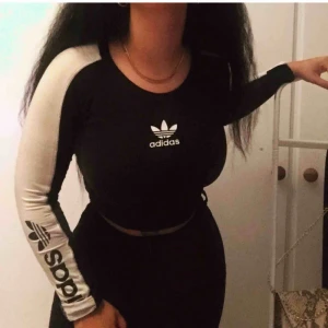  - Adidas crop top (säljs inte längre) köpt på JDsports