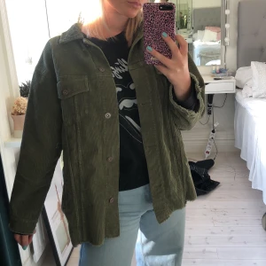 Grön skjortjacka från zara - Fin jacka i manchester. Storlek xs men passar både S och M. Så gott som ny