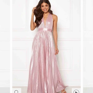  - Säljer min älskade balklänning, så otroligt fin och glansig rosa färg. 