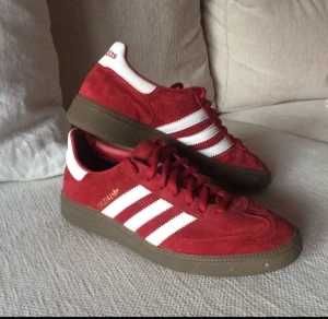 - Grymt snygga Adidas Spezial i vinröd mocka. Aldrig använda utomhus.   👟
