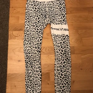 Tights från :Stronger - Tights från märket Stronger. Stl small.  Riktigt bra passform, sitter uppe bra under träning. endast använda några få gånger, som nya. Köparen står för fraktkostnad