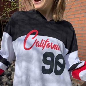  - Längden syns inte på bilden men den är lång och går nedanför rumpan på mig (173cm) älskare denna men har för många mysisar! Perfekt till sommaren, kan mötas i Göteborg annars tillkommer frakt 🚚 