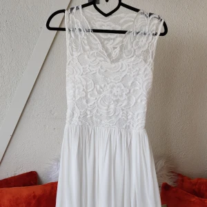 Vit klänning - Vit klänning från Sydafrika, jag hade den som studentklänning. Genomskinlig rygg. Mjukt material. Inga fläckar vad jag kan se. 😊 Kika gärna in vad mer jag säljer! 💞