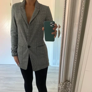 Kavaj - En rutig kavaj som passar både med något under eller inte