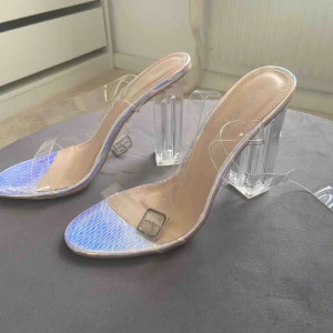  - Säljer dessa coola klackar! Aldrig använda, bara testat. dom är både förstora för mig och kan ej gå i klackar. Klacken är 10,5cm hög och helt genomskinlig.  Skriv för fler bilder! Köpare står för frakt